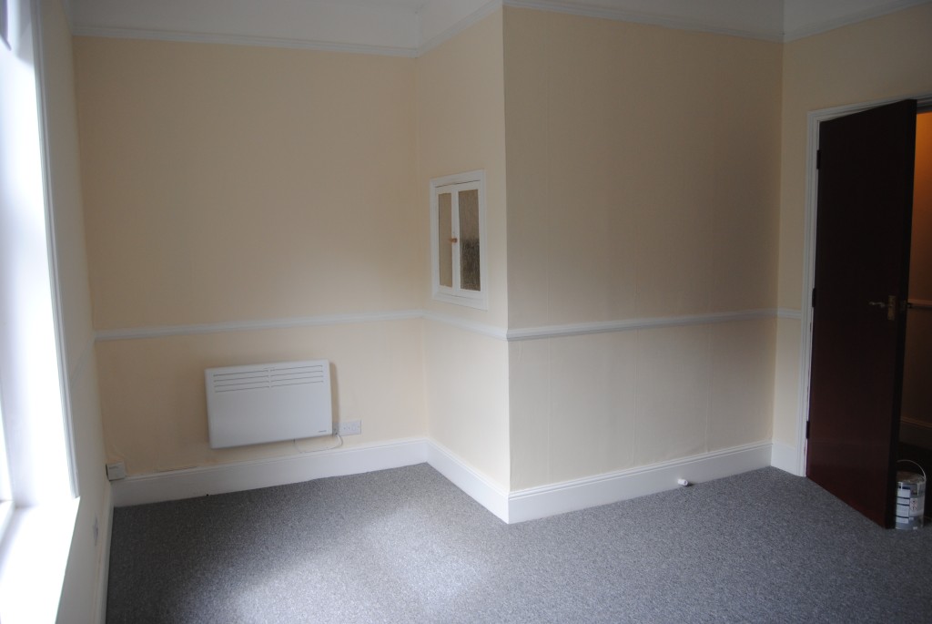Lot: 33 - TWO-BEDROOM FLAT FOR INVESTMENT - Library photo provided by the seller of the living room
